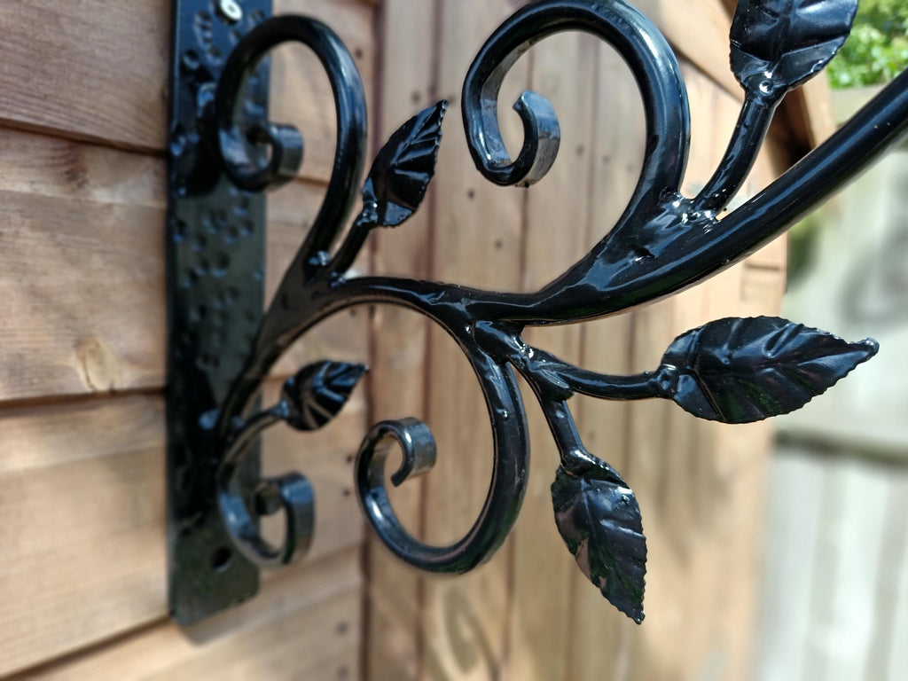 Metal Flower Pot Basket Hanger - Unique Garden decor. 84