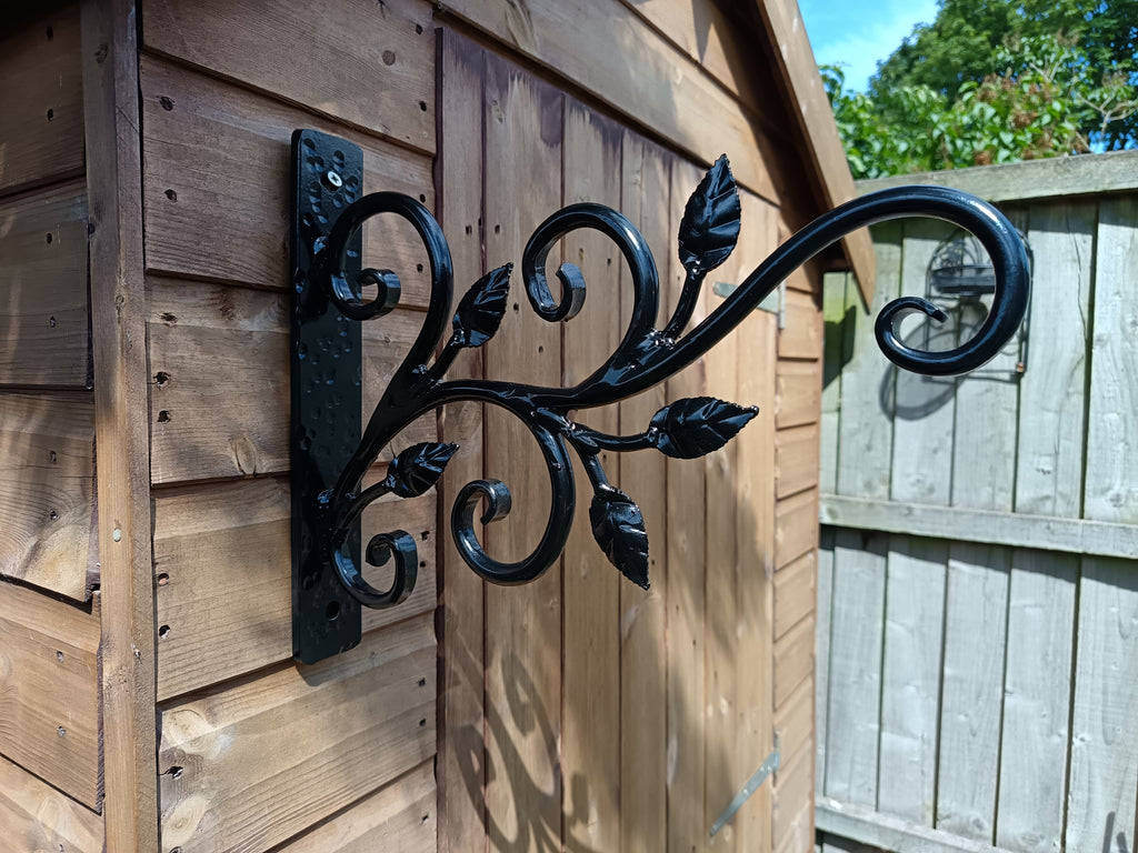 Metal Flower Pot Basket Hanger - Unique Garden decor. 84
