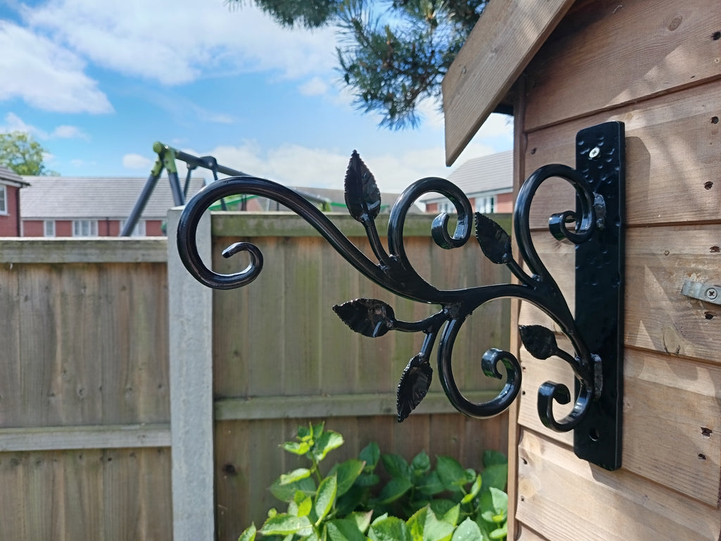 Metal Flower Pot Basket Hanger - Unique Garden decor. 84
