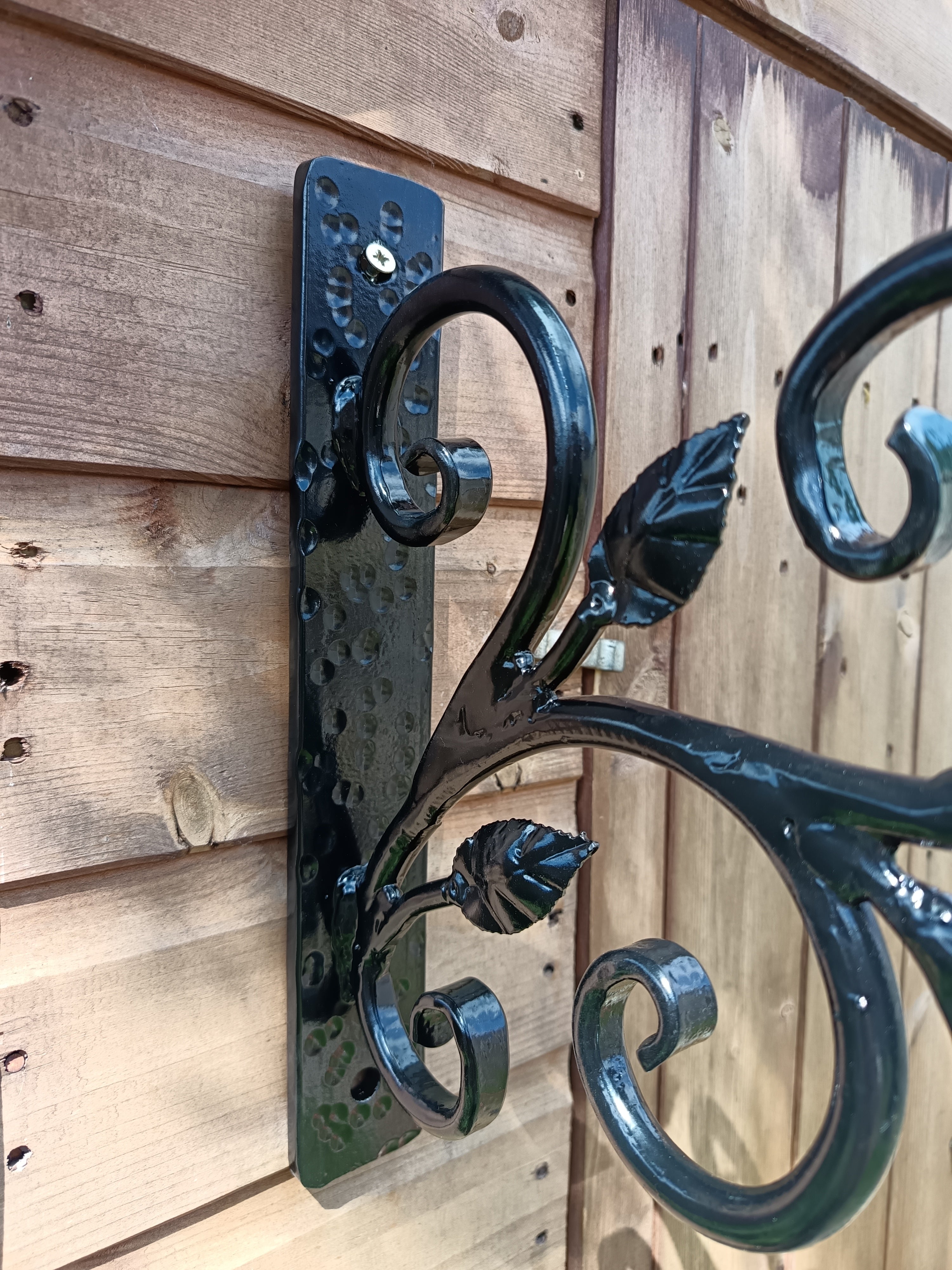 Metal Flower Pot Basket Hanger - Unique Garden decor. 84
